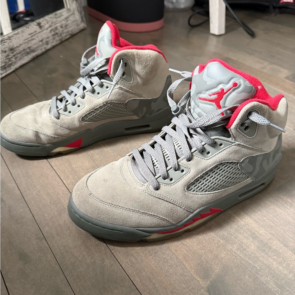 Like new size 11 men - JORDAN 5 RETRO  P51 CAMO